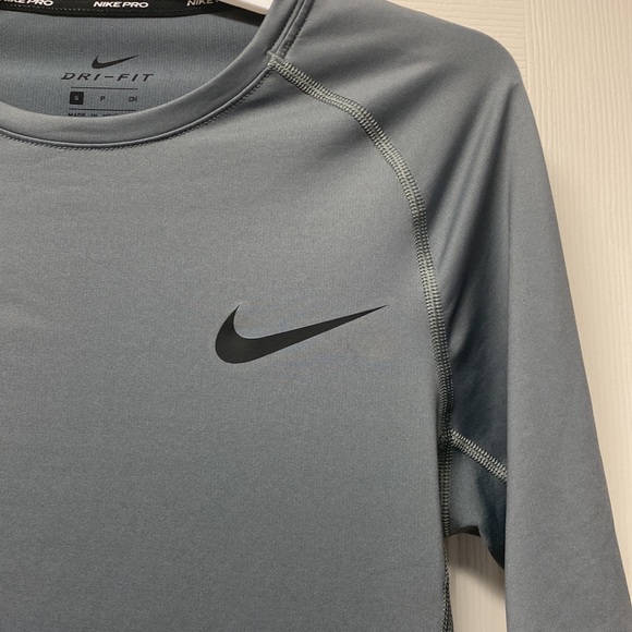 Nike Pro dri fit tee shirt, gray. Size small - Picture 4 of 8